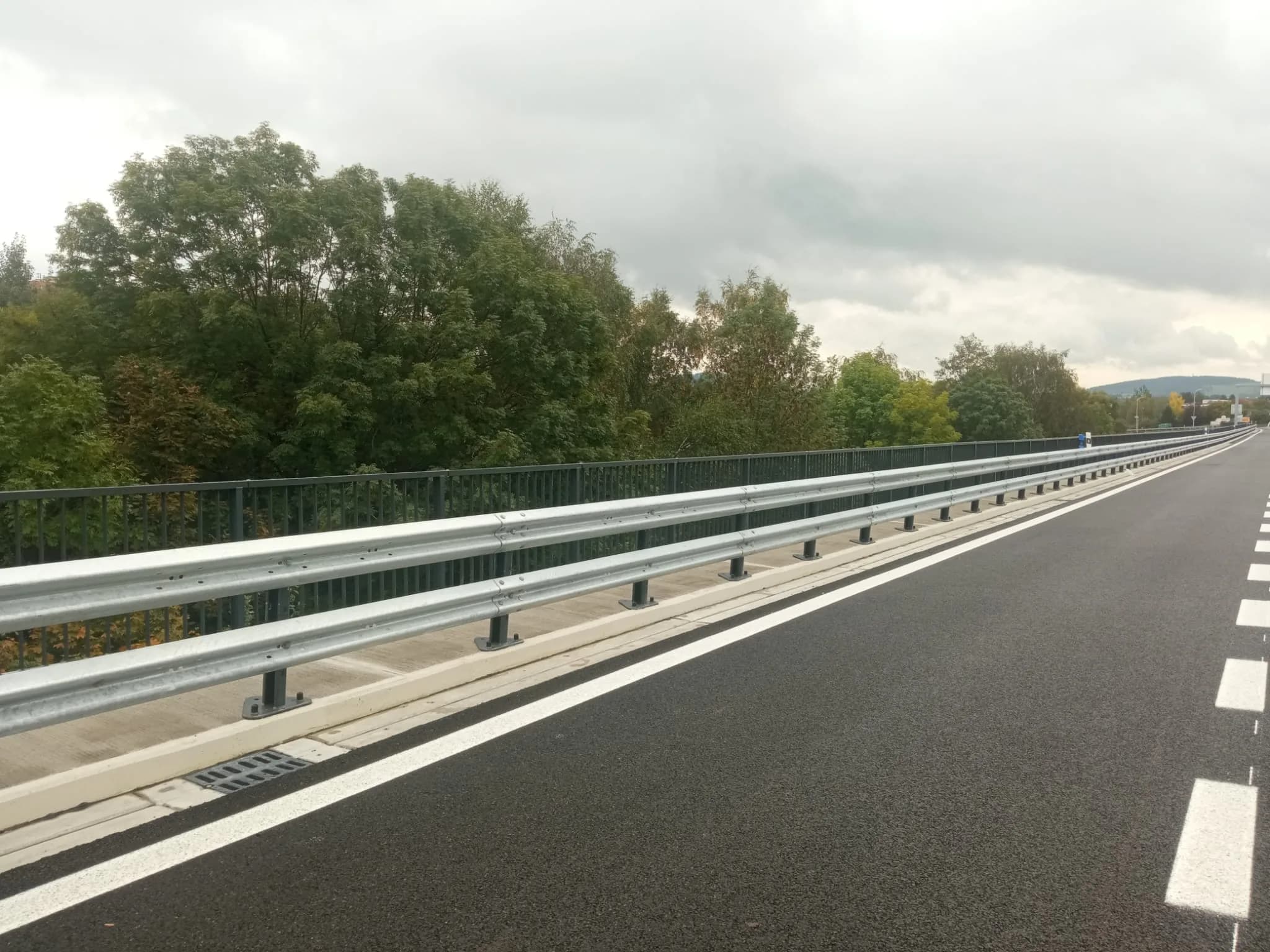 Pozadí hero sekce - svodidla Praha